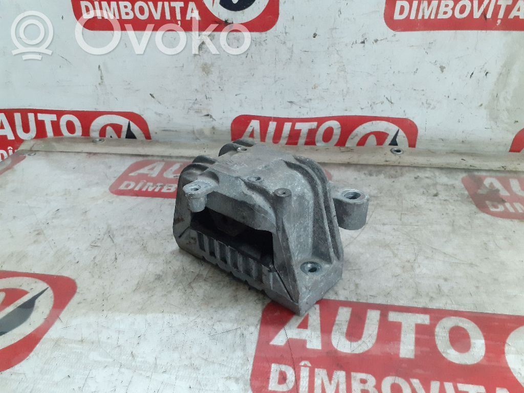 Volkswagen PASSAT B6 Engine mount bracket 
