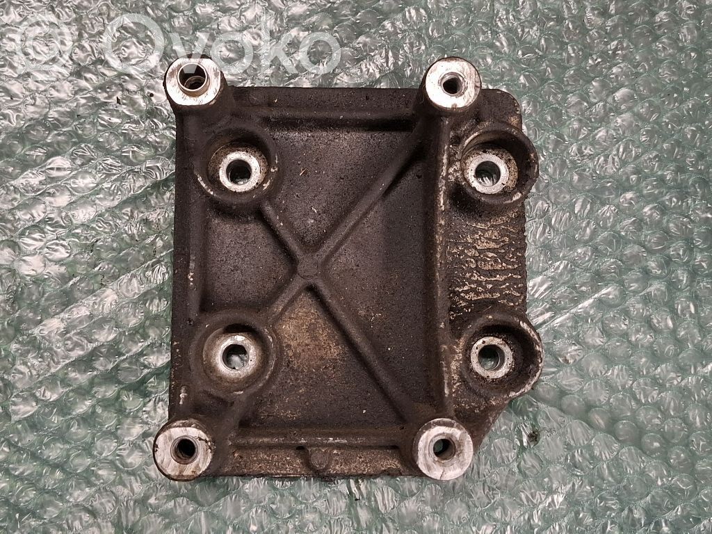 Peugeot 206 Engine mounting bracket 
