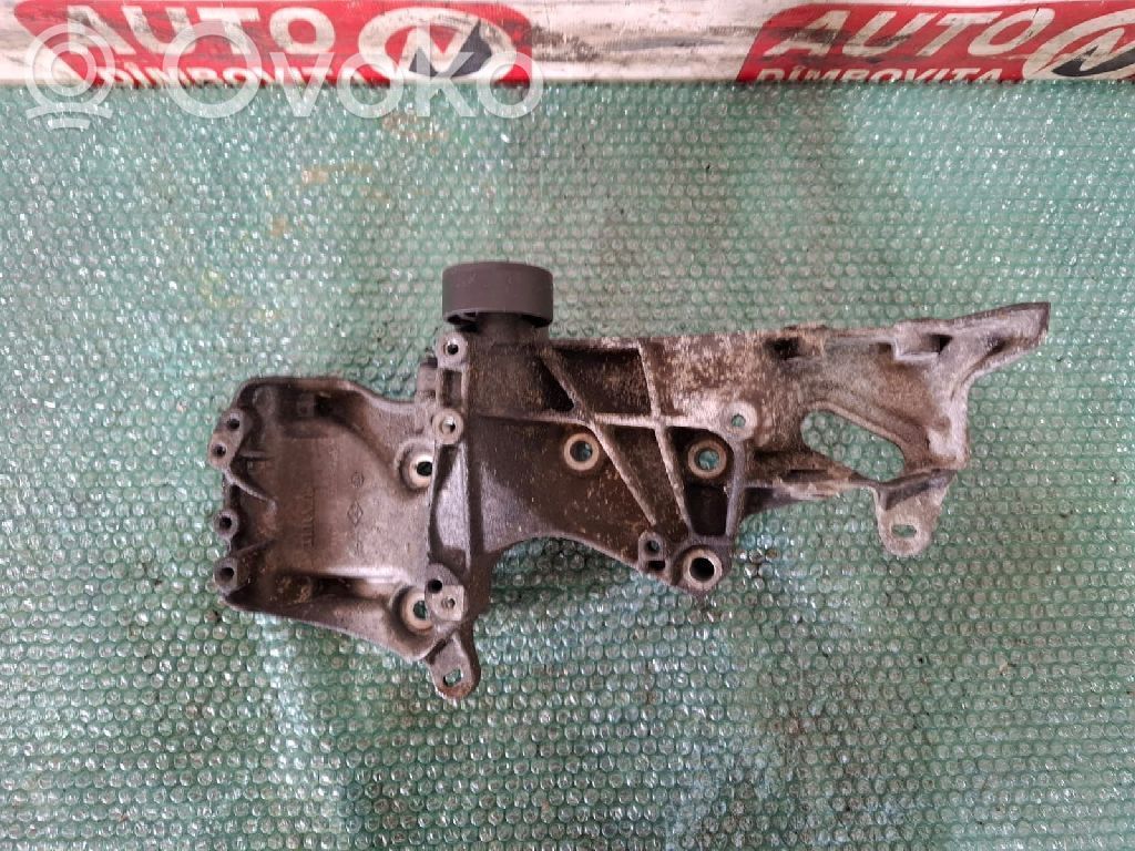 Renault Laguna II Engine mounting bracket 