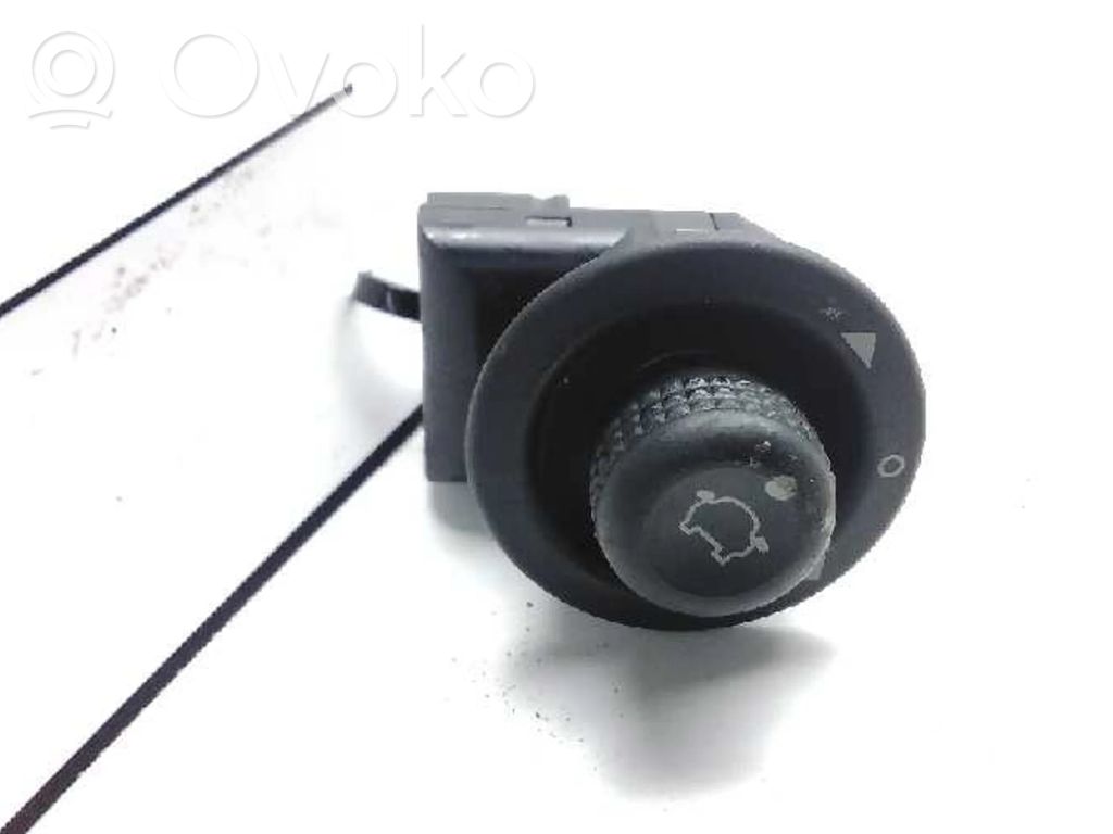 Wing mirror switch   17B676AA
