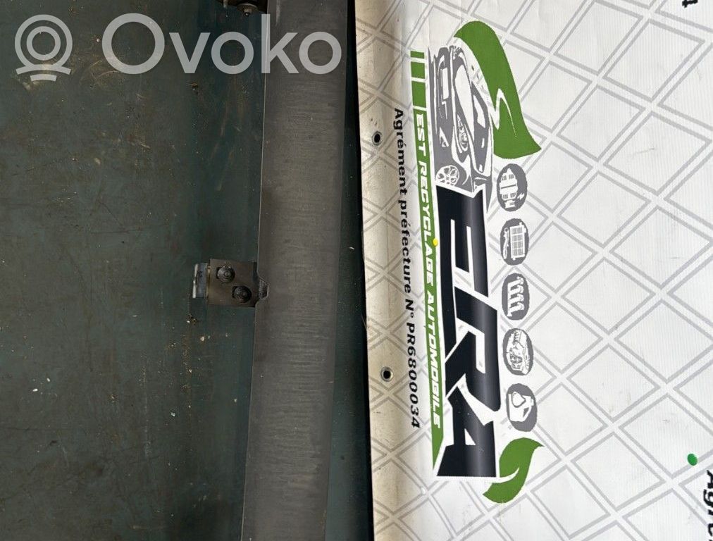 Priekšpusē bampera sija / balka