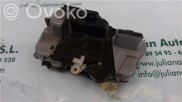 Peugeot 307 Priekšpusē slēdzene 