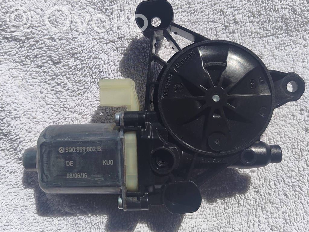 Volkswagen Golf VII Front door window regulator motor 
