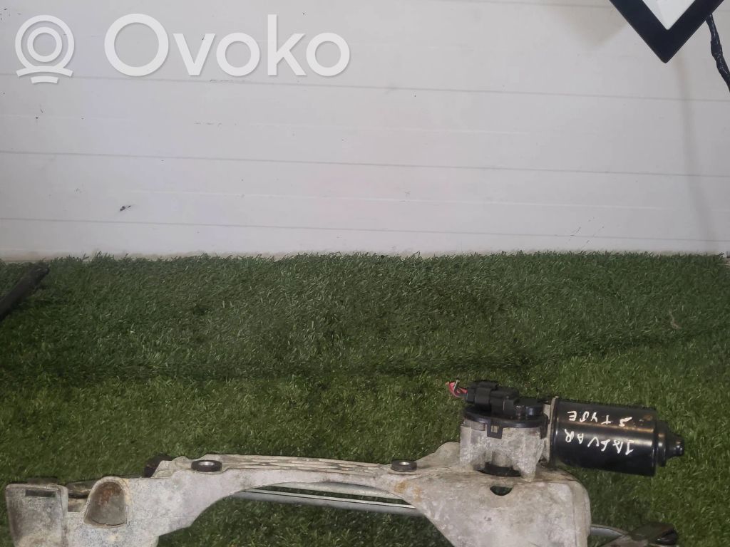 Engine mounting bracket   2R8317500AA