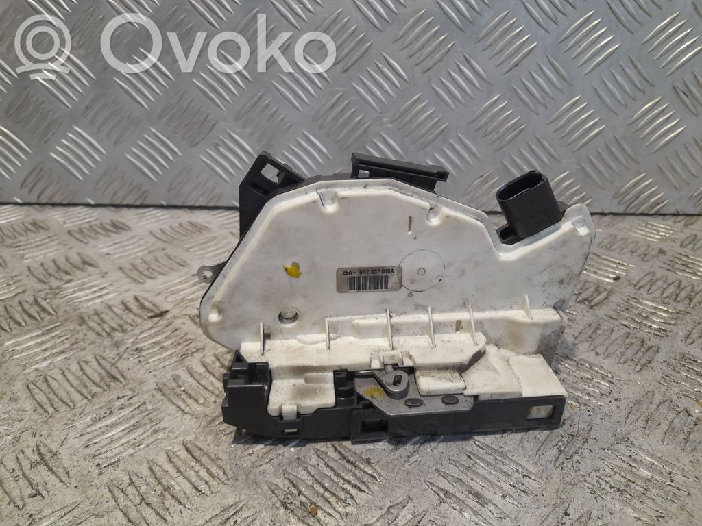 Volkswagen PASSAT CC Etuoven lukko 