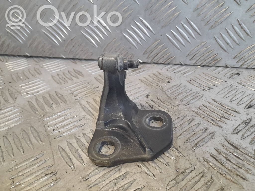 Priekšpusē apakšējā vira (eņģe)   7017818