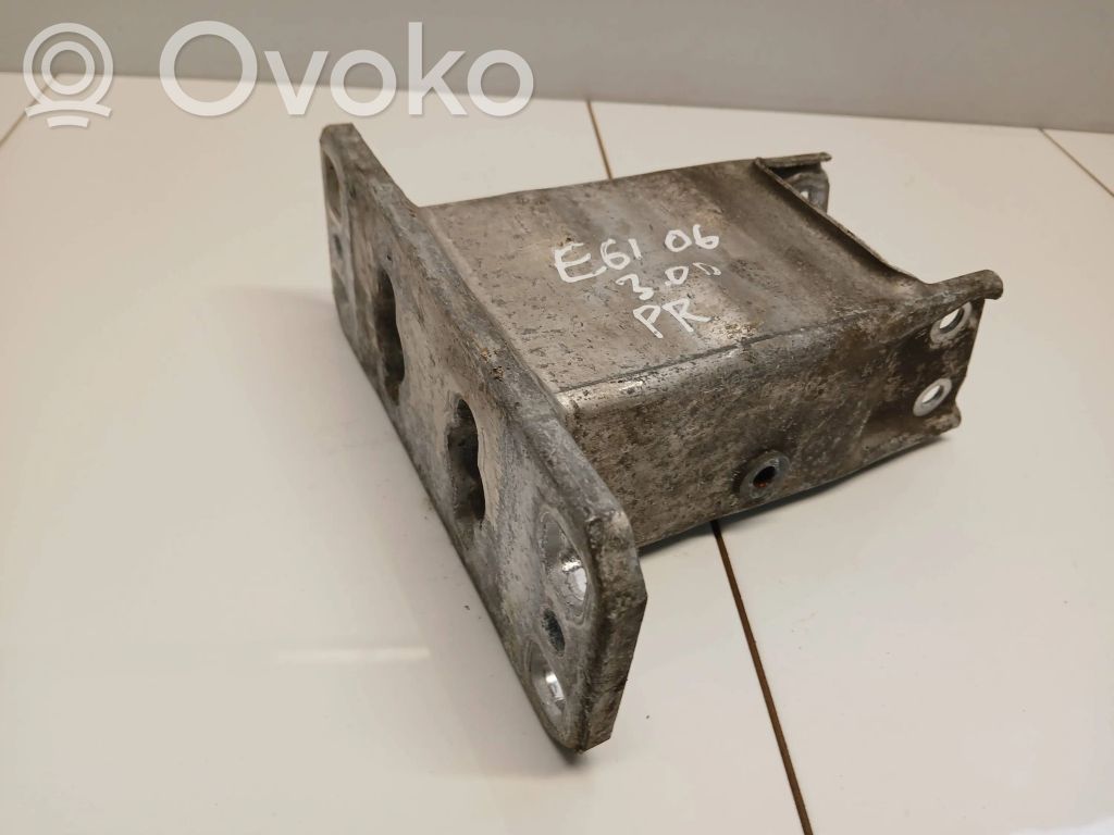 Front bumper mounting bracket