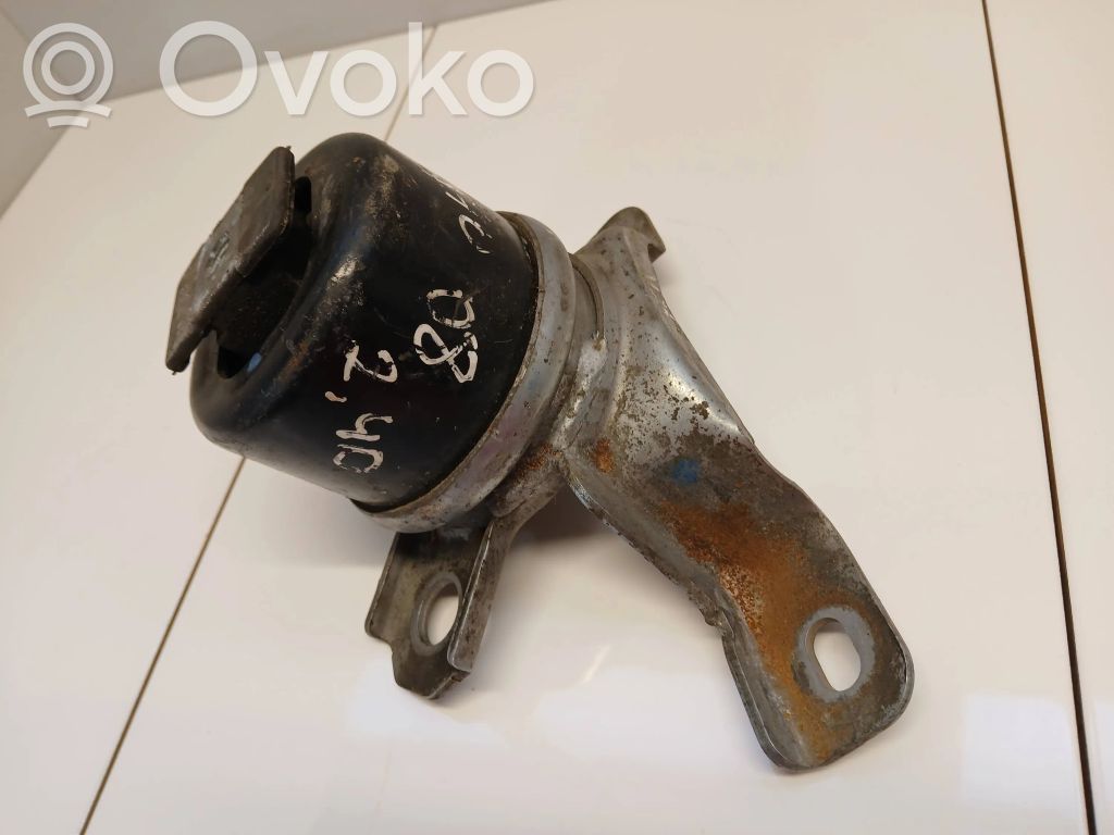 Volvo V70 Engine mount bracket 