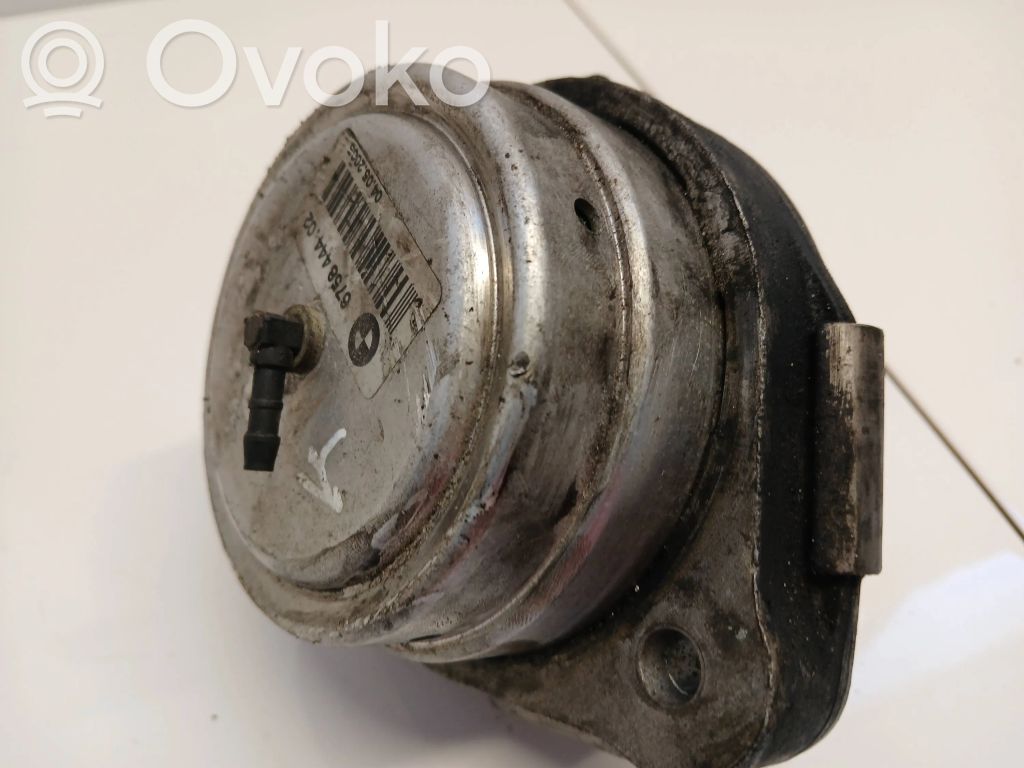Engine mount bracket   6758444,04052005