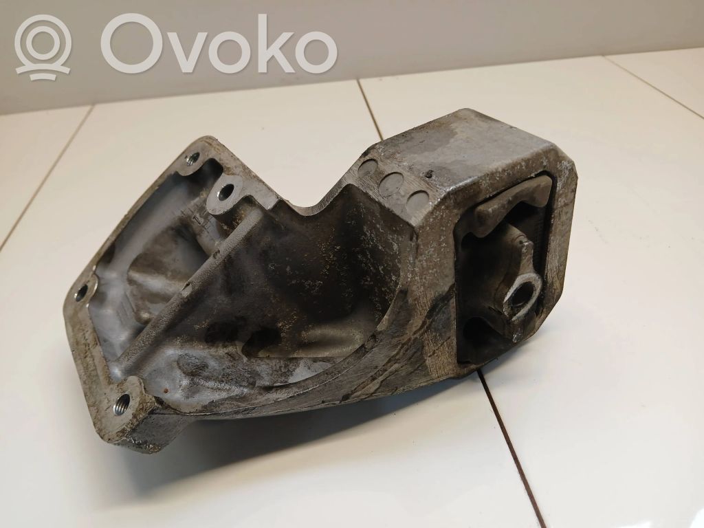Jeep Grand Cherokee (WK) Engine mount bracket 