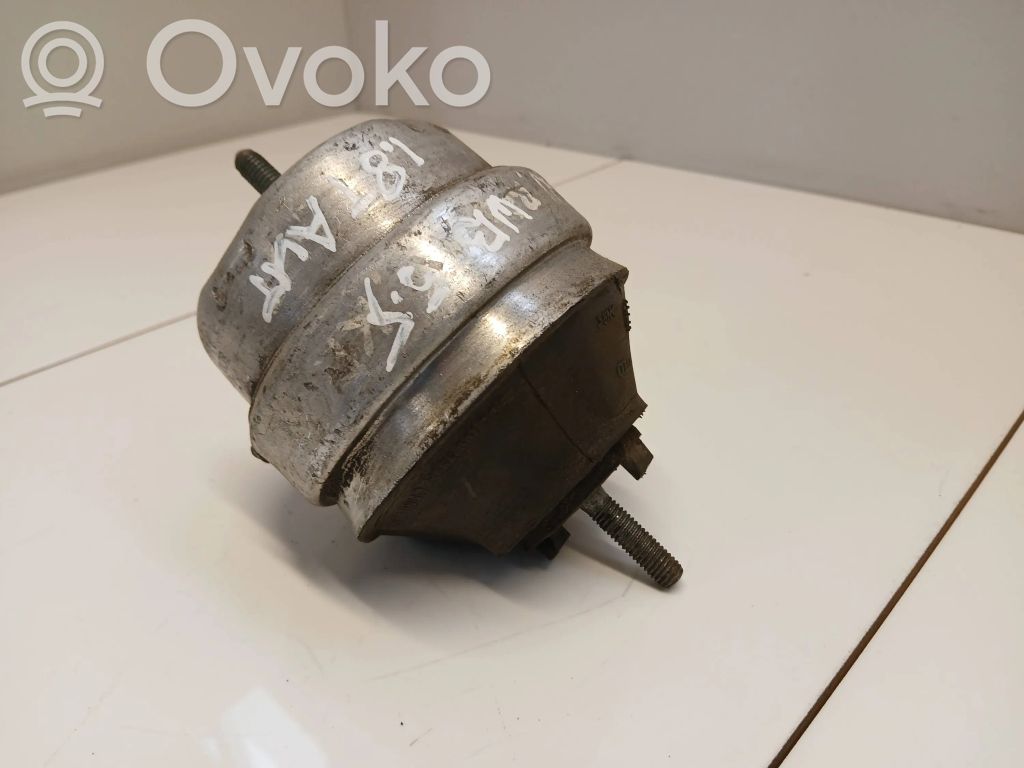 Volkswagen PASSAT B5.5 Engine mount bracket 