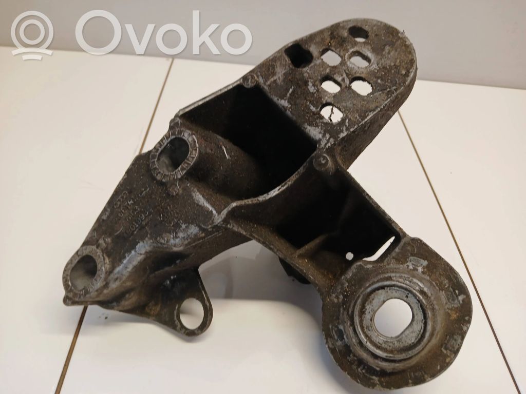 Volkswagen PASSAT B5 Engine mounting bracket 