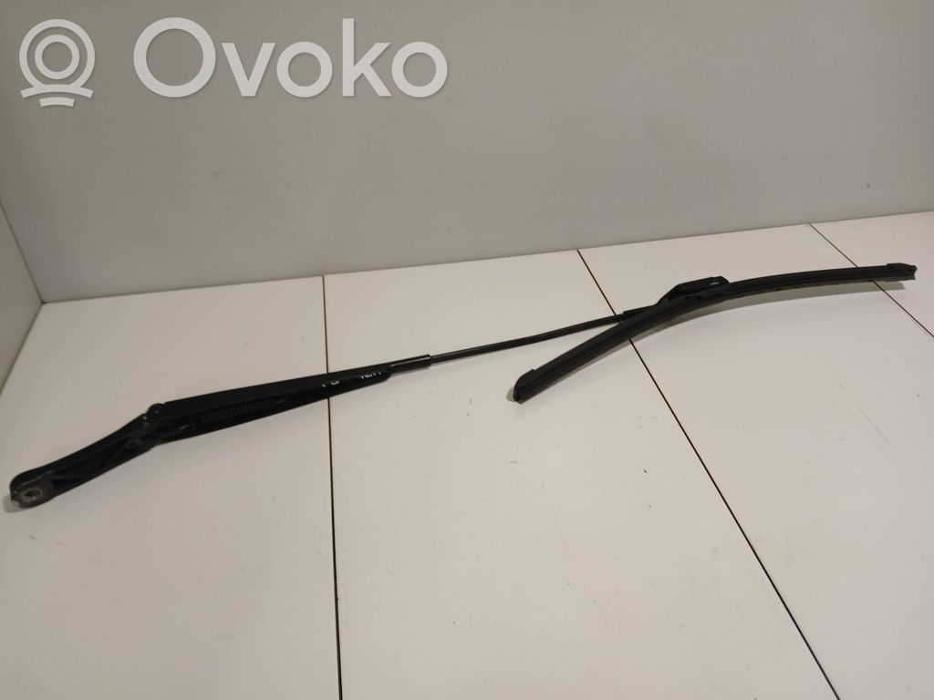 Volkswagen PASSAT B6 Front wiper blade arm 