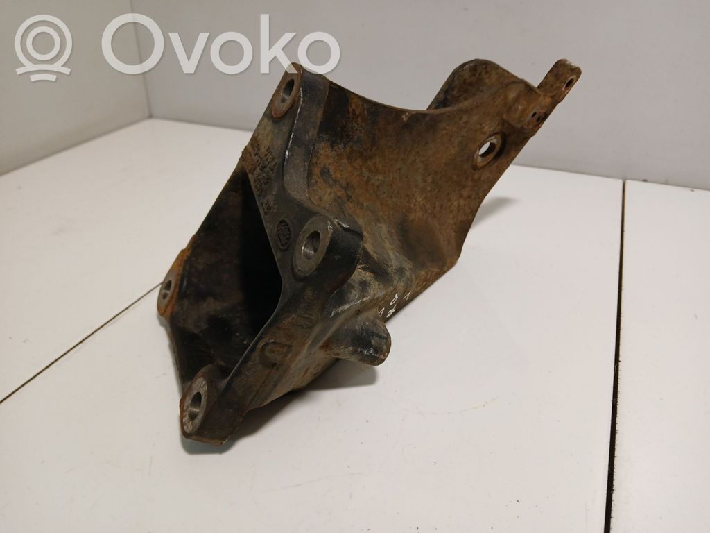 Land Rover Range Rover L322 Engine mounting bracket 