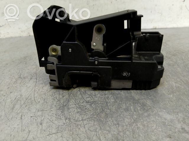 Opel Vivaro Front door lock 