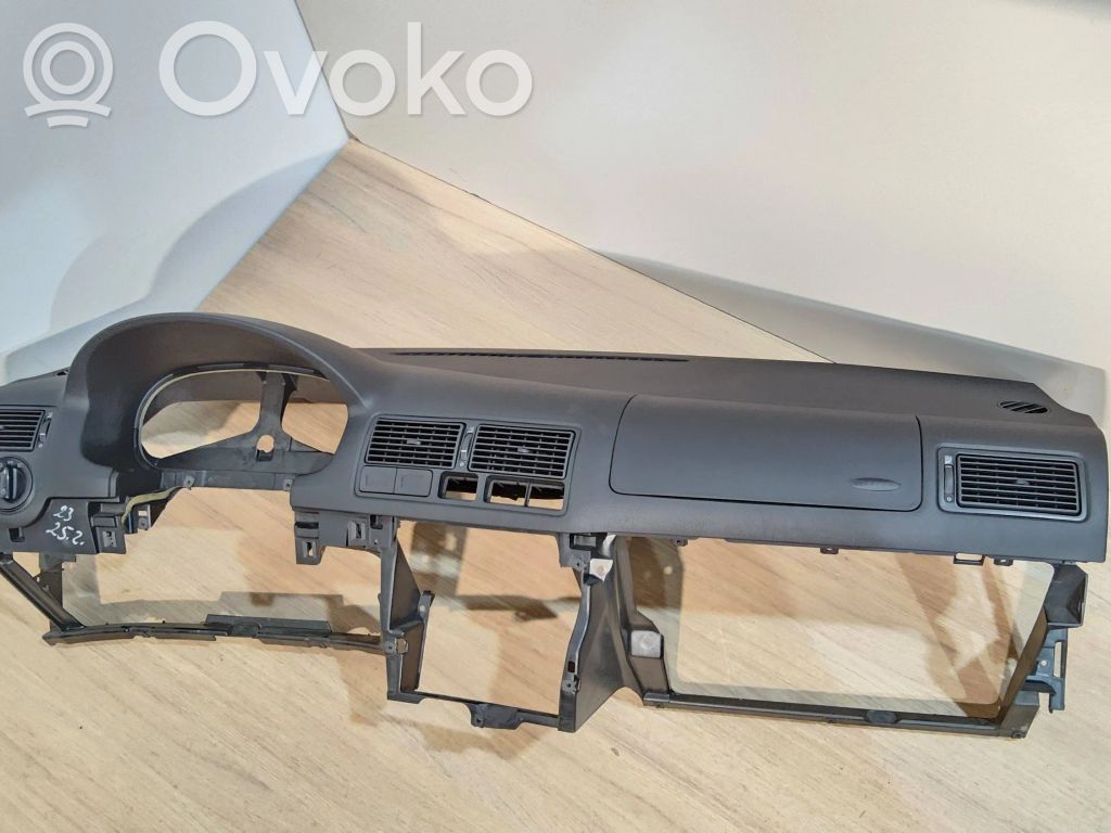 Volkswagen Golf IV Panelė 