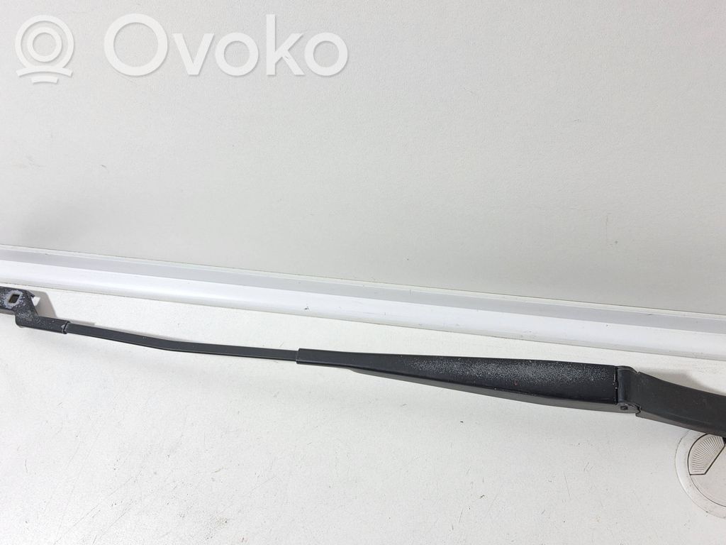 Volkswagen PASSAT B6 Front wiper blade arm 