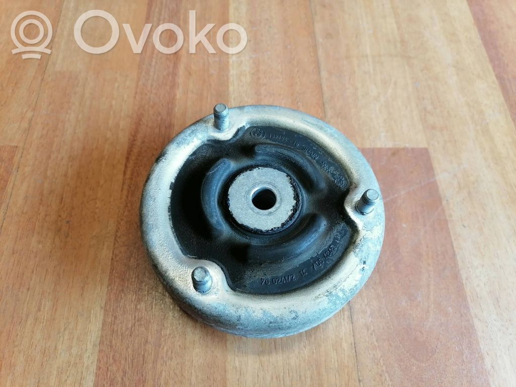 Coil spring mount   13918410,33526779611,6779611,33526753810,33526769744,33536753765,6753765,6753810,6769744