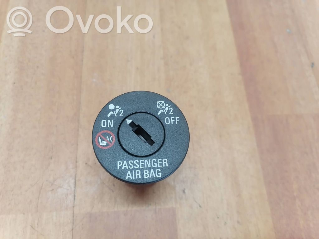 Opel Astra K Passenger airbag on/off switch 