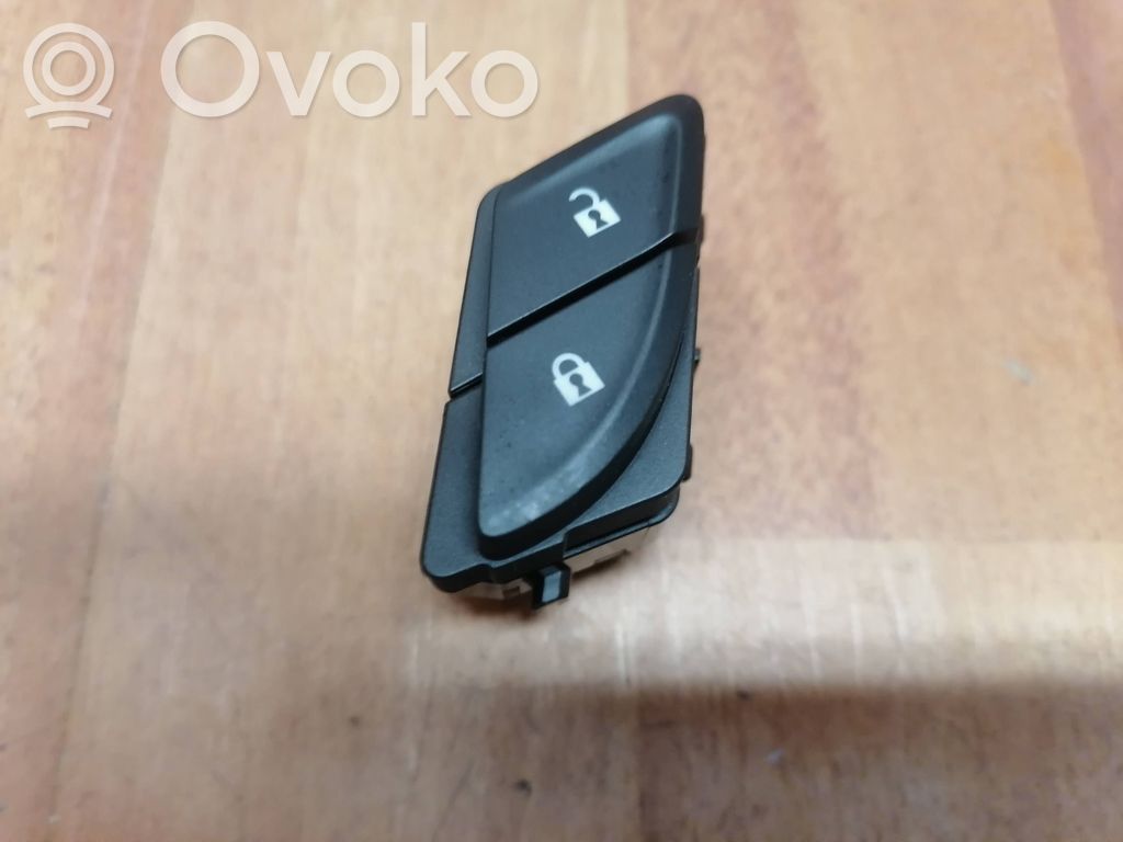 Opel Insignia B Central locking switch button 