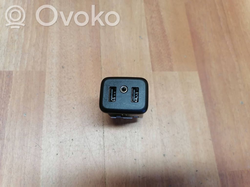 Opel Insignia B USB socket connector 