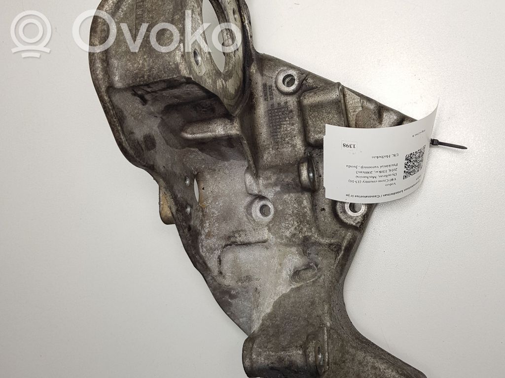 Volvo V40 Cross country Generator/alternator bracket 