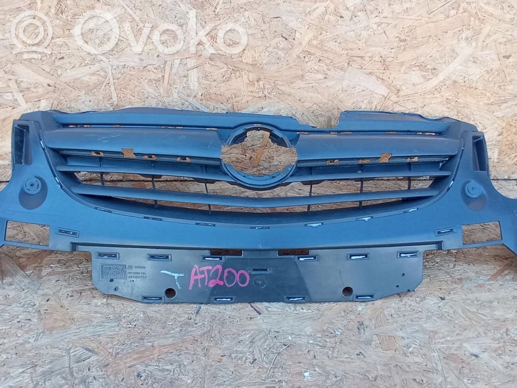 Opel Corsa D Augšējais režģis 