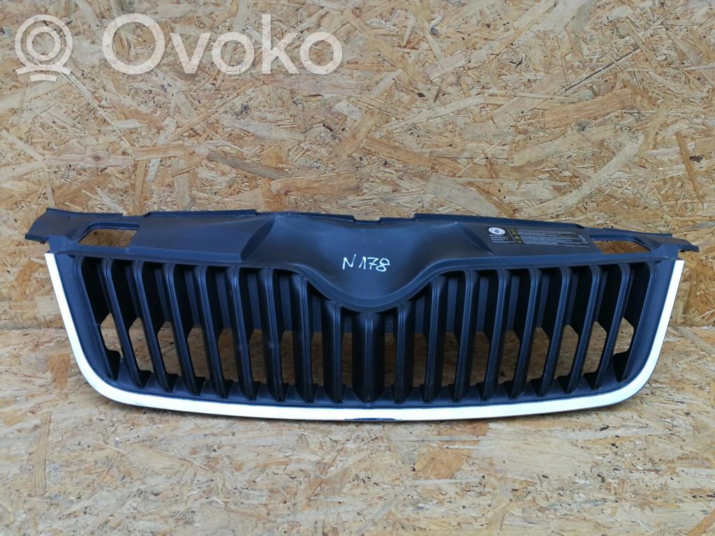 Skoda Fabia Mk2 (5J) Maskownica / Grill / Atrapa górna chłodnicy 