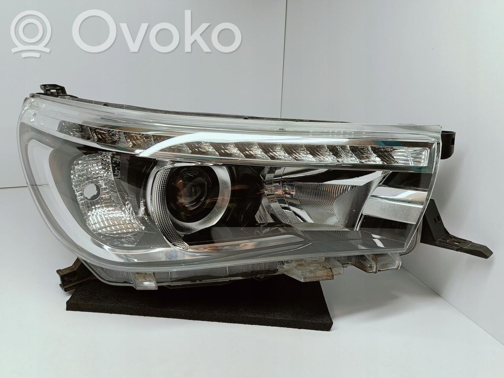Toyota Hilux VIII Lampa przednia 