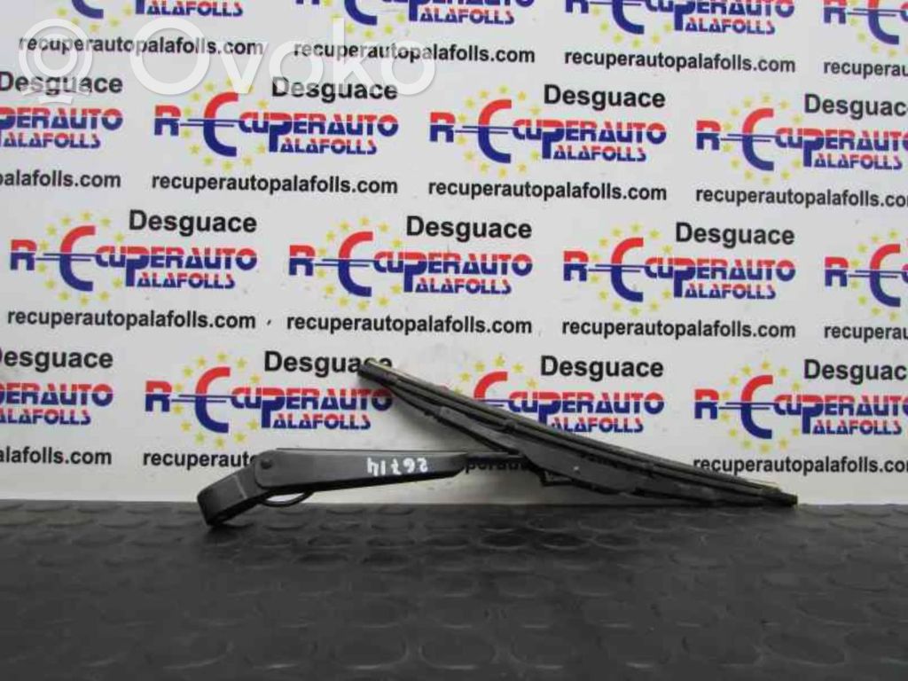 Rear wiper blade arm