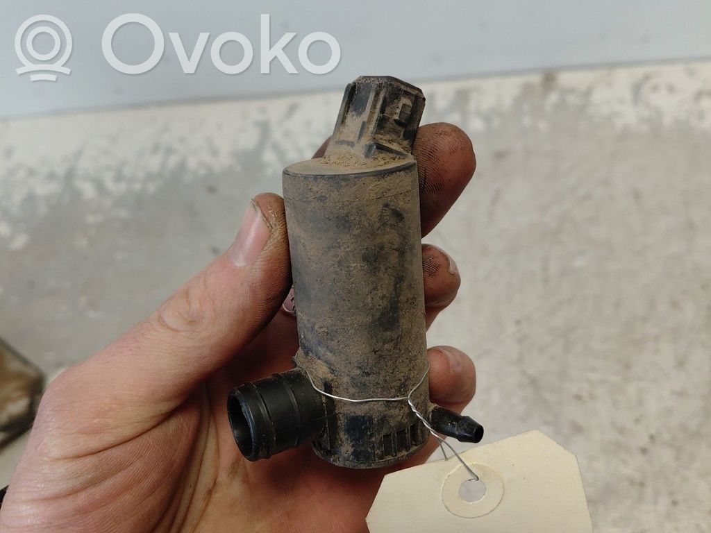 Windscreen/windshield washer pump   1698640