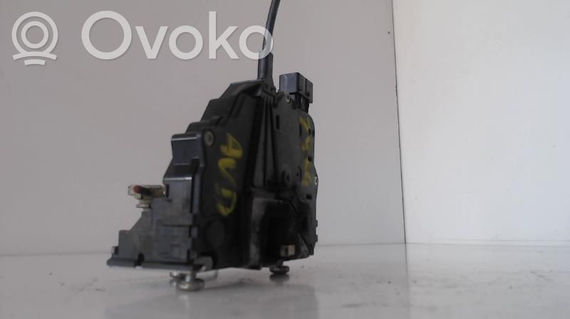 Priekšpusē slēdzene