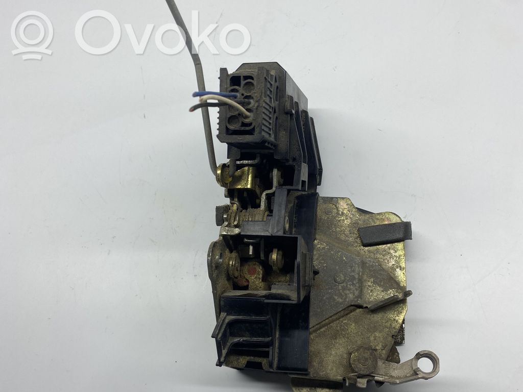 BMW 5 E39 Takaoven lukko 