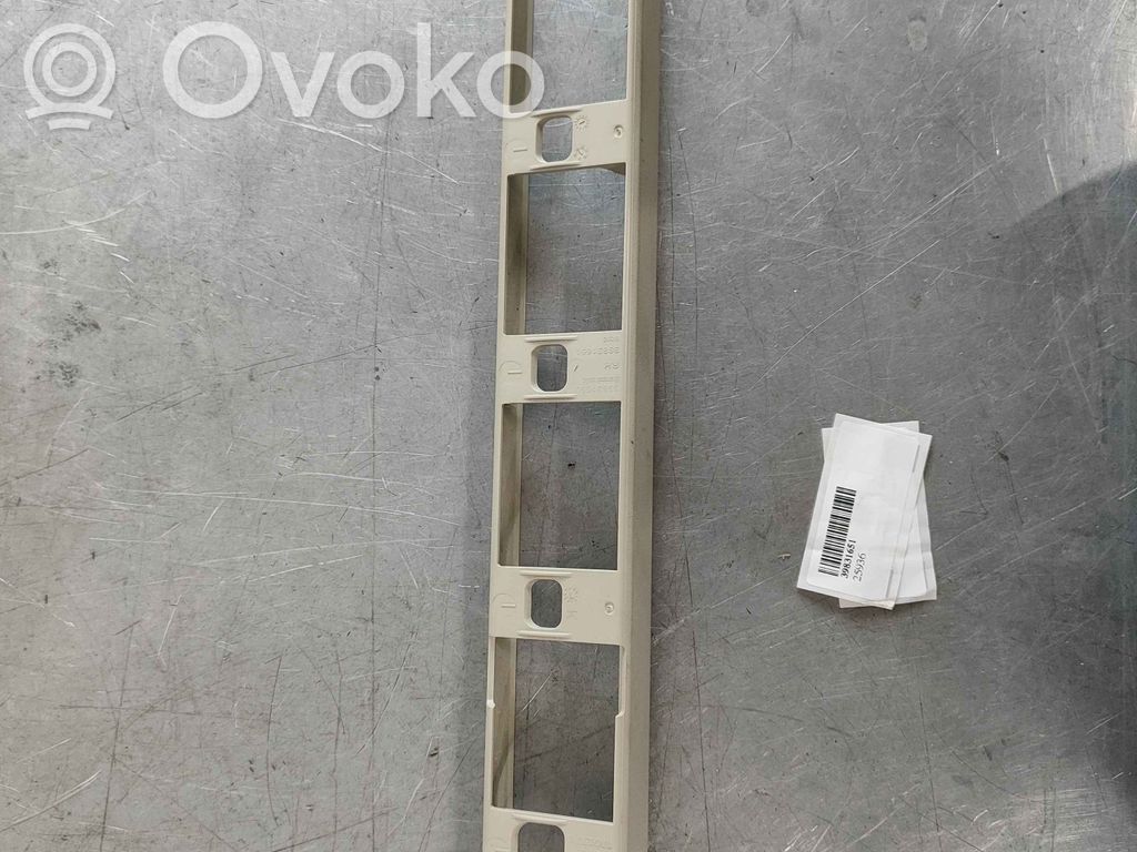 Osłona szyn przedniego fotela kierowcy   39831651,31488333