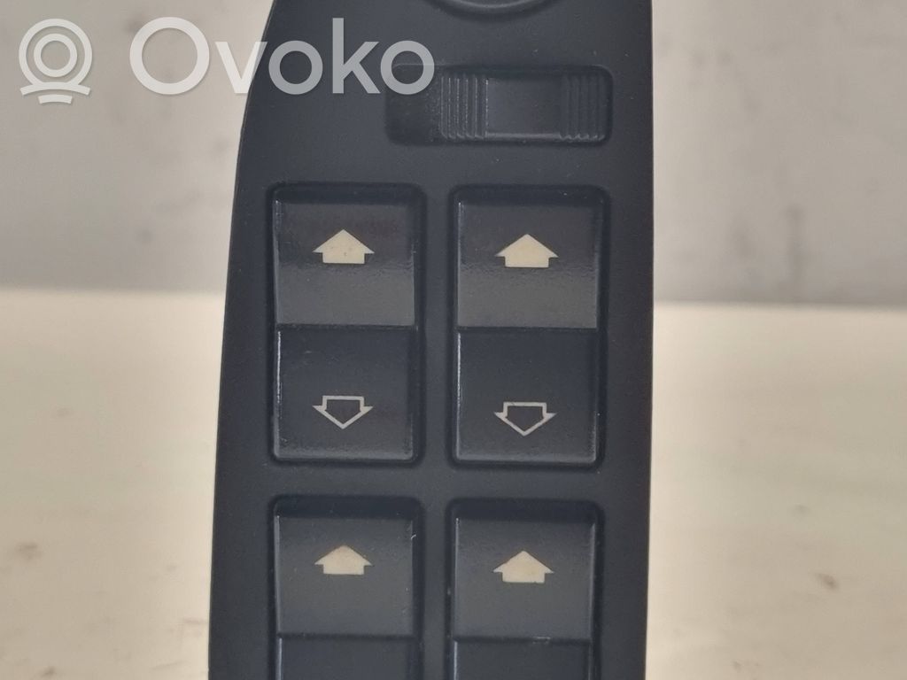 Quarter vent window switch   6904306,786953