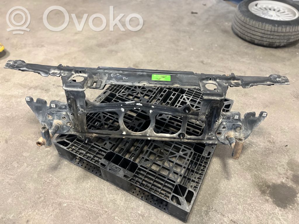 BMW 5 E39 Viršutinė dalis radiatorių panelės (televizoriaus) 