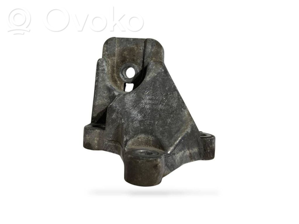 Volvo XC70 Engine mounting bracket 