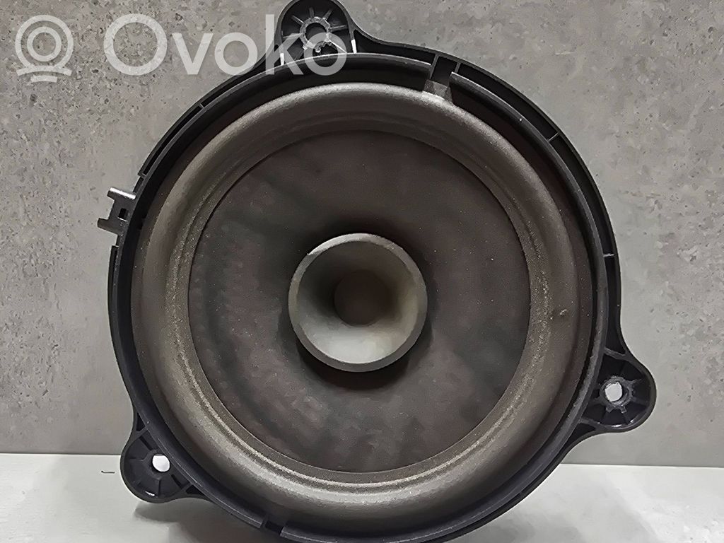 Nissan Qashqai Garsiakalbis (-iai) priekinėse duryse 