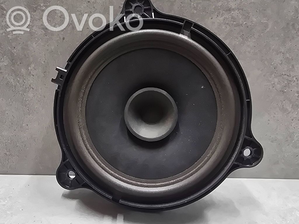 Nissan Qashqai Garsiakalbis (-iai) priekinėse duryse 