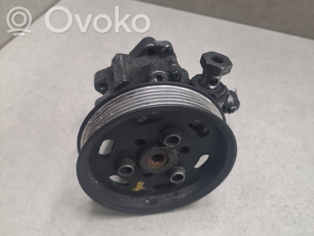 Audi A4 S4 B7 8E 8H Ohjaustehostimen pumppu 