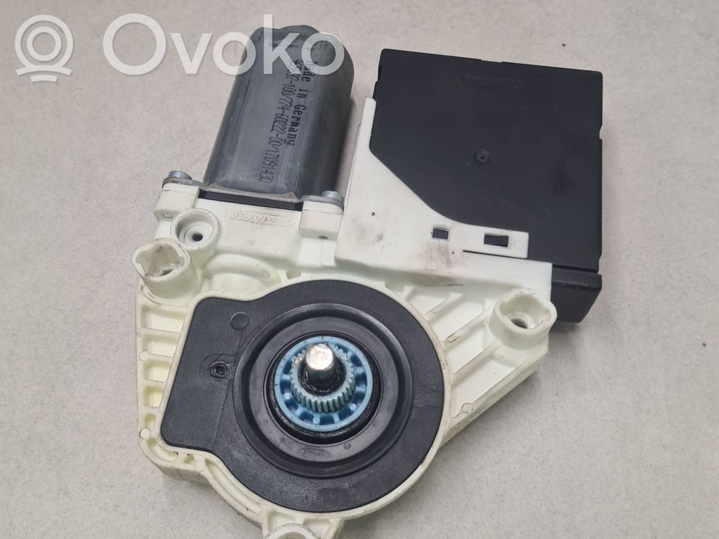 Volkswagen PASSAT CC Silnik regulatora szyby drzwi przednich 