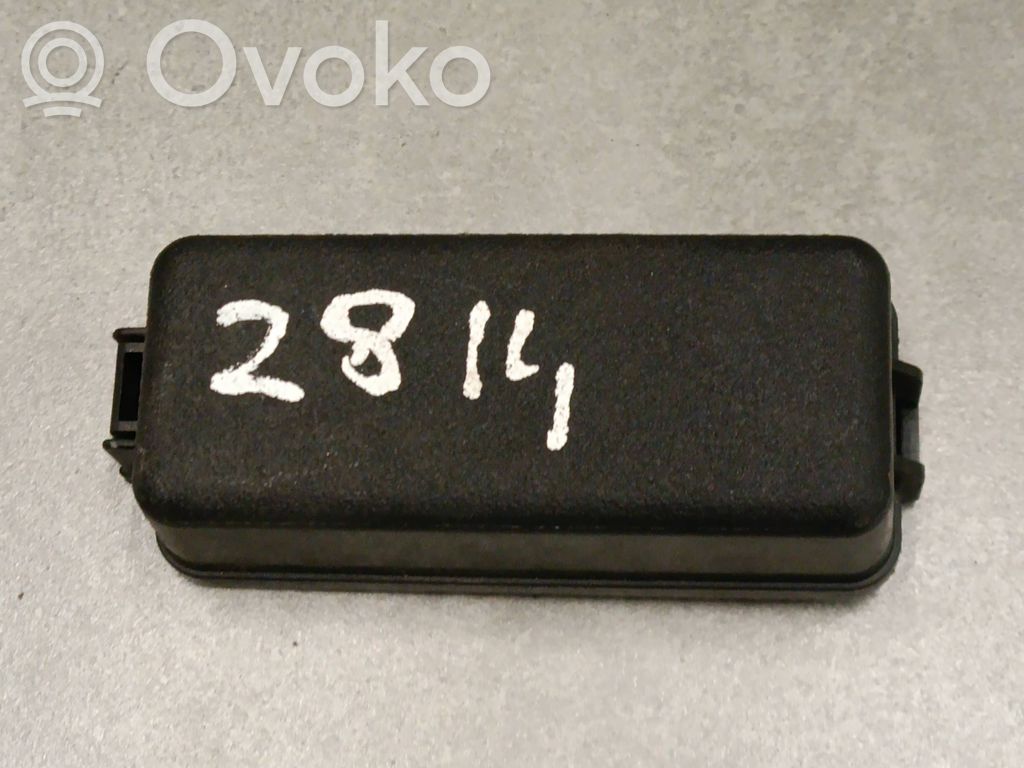 Mitsubishi Outlander Tapa de caja de fusibles 