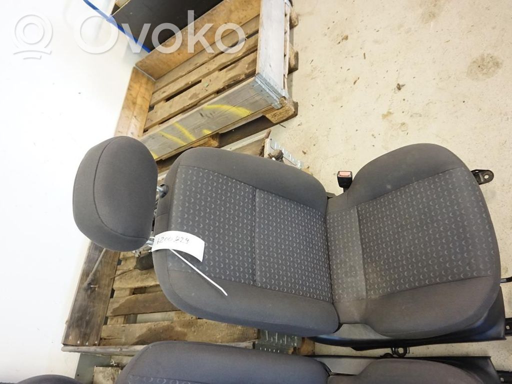 Front passenger seat   N038970
