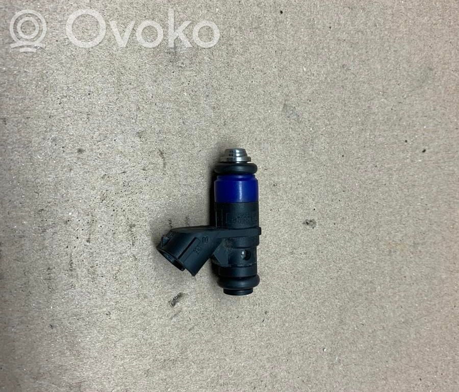 Volkswagen Polo IV 9N3 Wtryskiwacz paliwa 