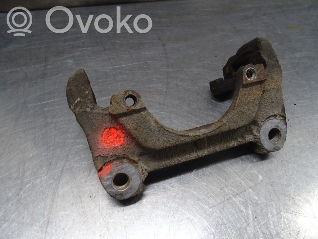 Audi A6 S6 C6 4F Mocowanie przedniego zacisku hamulca 