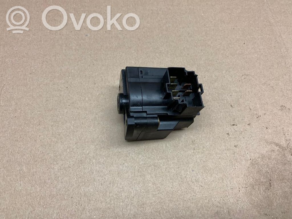 Ohjauspyörän lukitus   4943692,221998