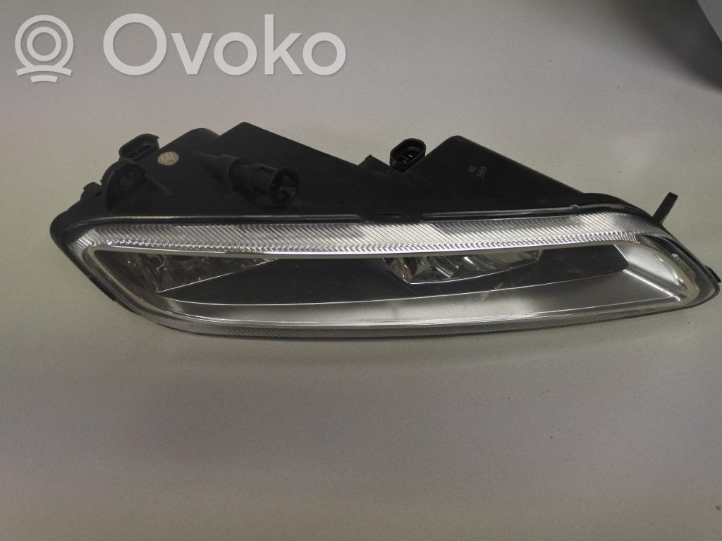 Volkswagen PASSAT B7 Światło przeciwmgłowe przednie 