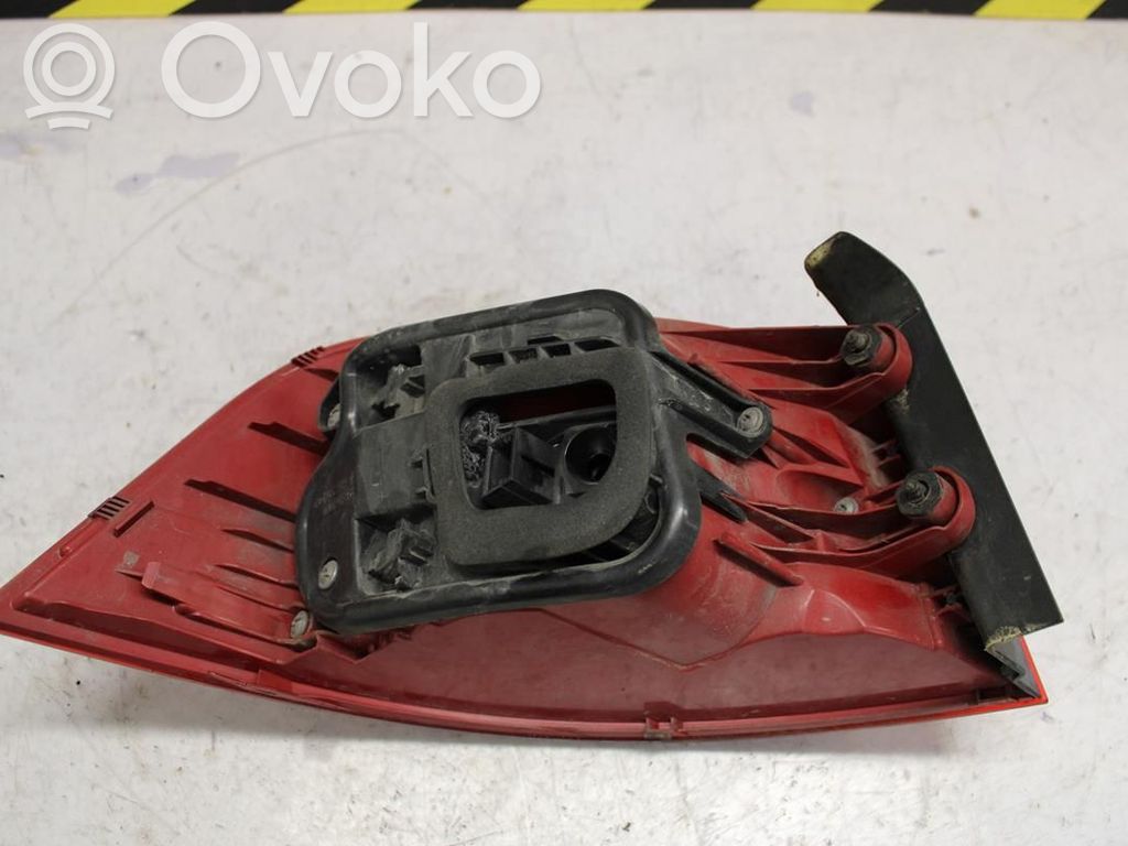 Volkswagen PASSAT B7 Lampa tylna 