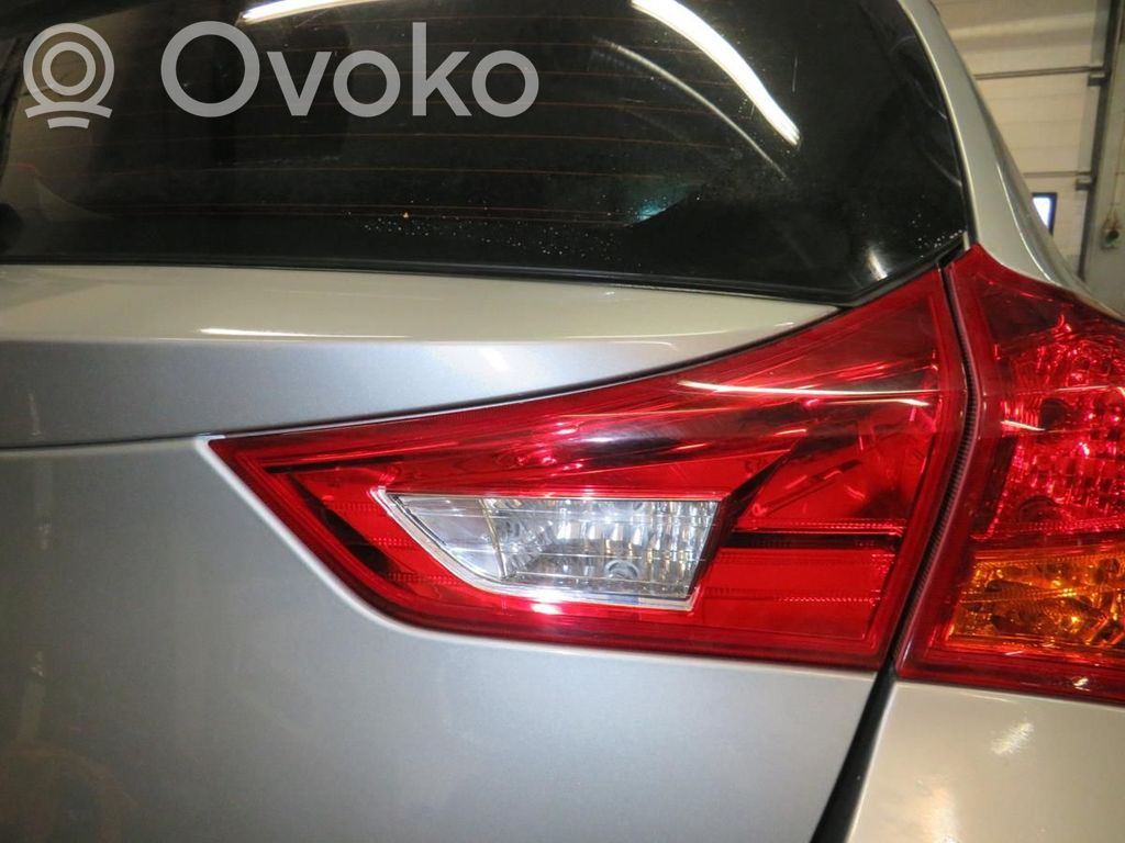 Toyota Auris E180 Lampy tylnej klapy bagażnika 