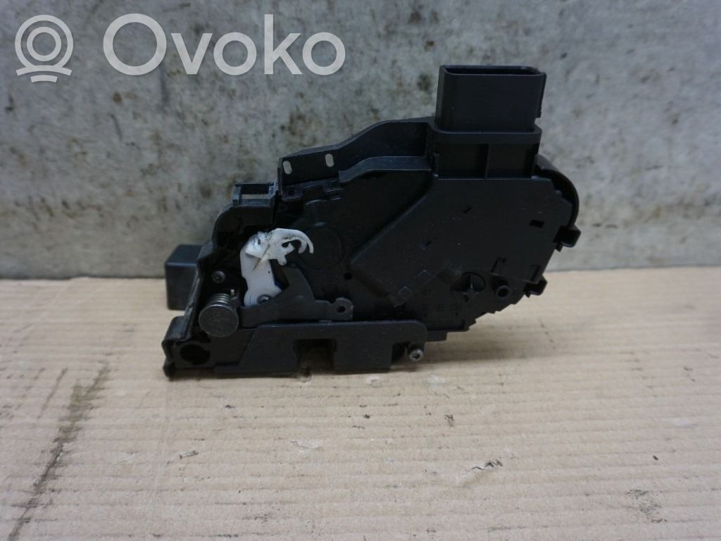 Priekšpusē slēdzene   31416681